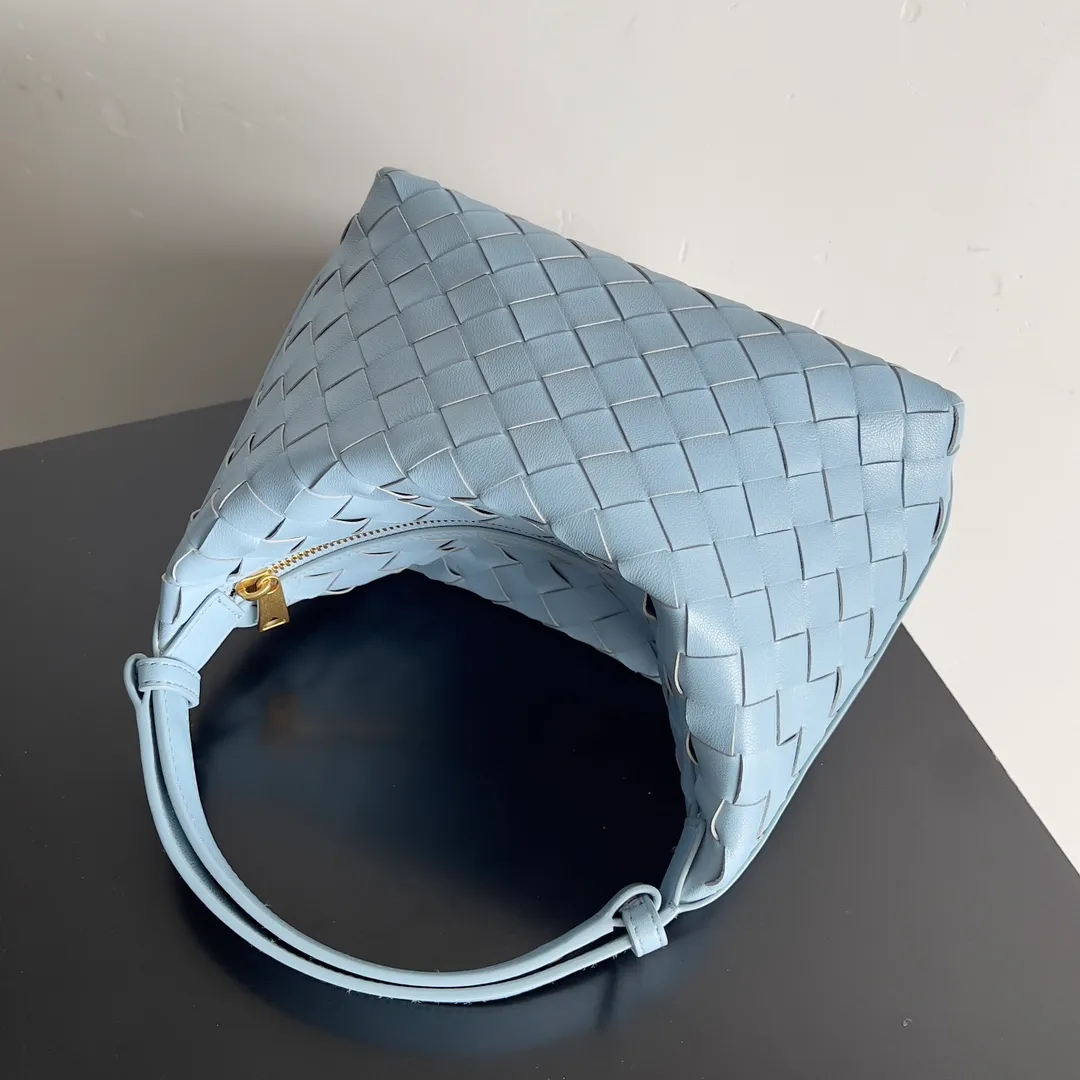 Batch 1360 It is predicted that BV Bottega’s lunch bag will be popular again this year. The entire bag is made of top nappa lambskin, which is very soft and lightweight. It also uses the intrecciato weaving process that the two founders spent several months developing from the beginning of the brand. It is completely hand-woven by Italian craftsmen. It perfectly reflects the craftsmanship of Bottega. The entire bag shape is also a very practical and popular lunch box bag type. The slightly curved arc of the bag mouth can also better fit our wrists. Style number: 754443 Size: 22*13*9